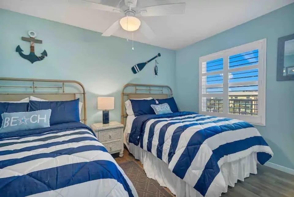 Guest Bedroom- 2 Full Beds w/ ensuite