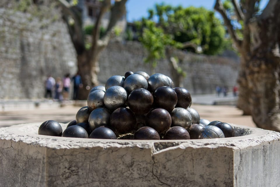 Enjoy a petanque game on the famous square of the village of Saint-Paul-de-Vence
