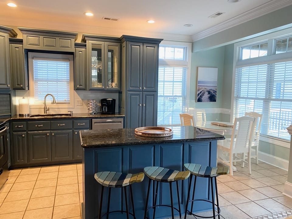 kitchen with bar- we can sit 9 at bar and table plus 4 with TV trays.