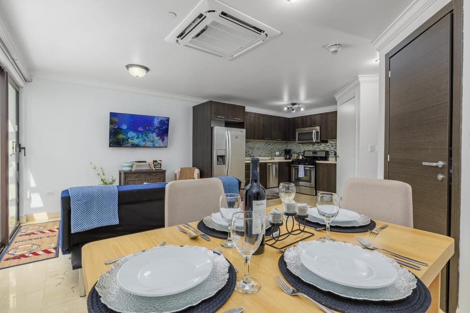 1BR 2BA Corner Condo on Top Floor w/ Amazing Views (37506)