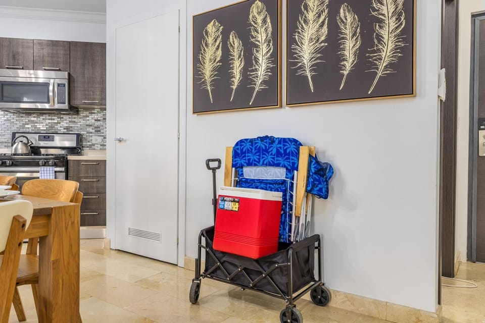 Beautiful 1BR Condo w/ large balcony in Palm Beach (37294)