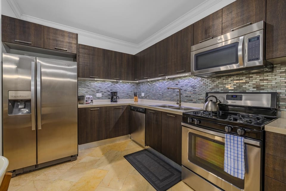 Beautiful 1BR Condo w/ large balcony in Palm Beach (37295)