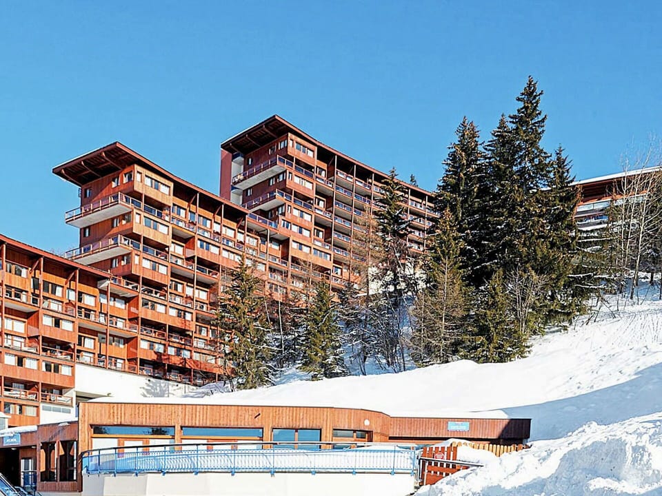 Sky, Building, Property, Snow, Urban Design, Neighbourhood, Slope, Condominium, Residential Area, Window