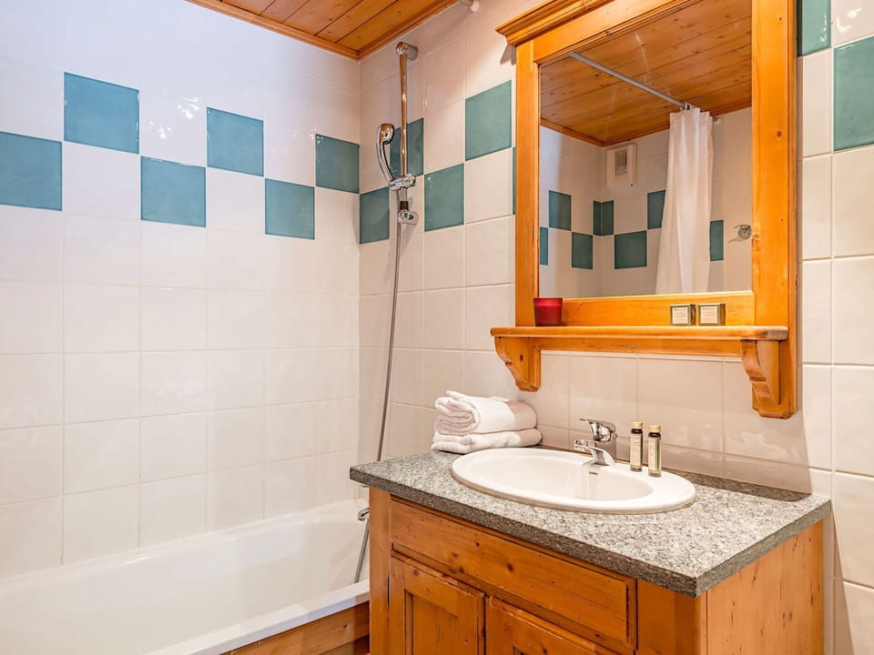 Mirror, Bathroom Cabinet, Tap, Sink, Plumbing Fixture, Cabinetry, Bathroom Sink, Property, Furniture, Bathroom