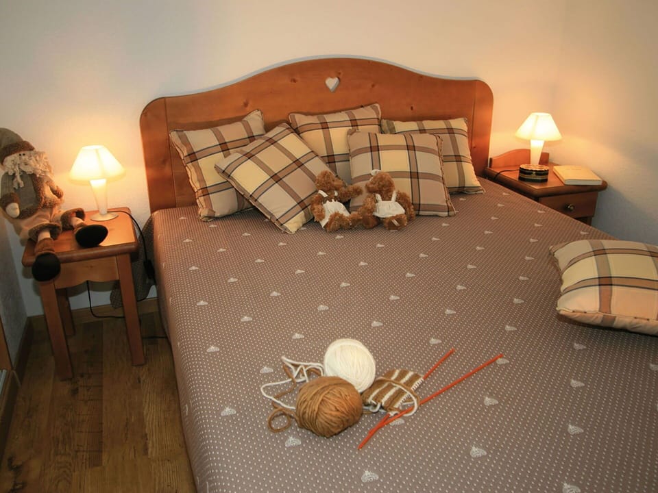 Brown, Furniture, Product, Comfort, Wood, Textile, Rectangle, Floor, Pillow