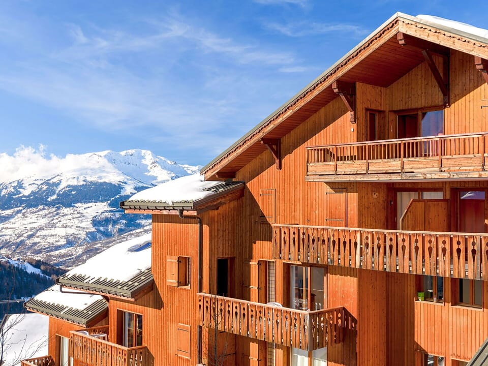 Sky, Cloud, Building, Window, Wood, Mountain, House, Snow, Slope, Residential Area