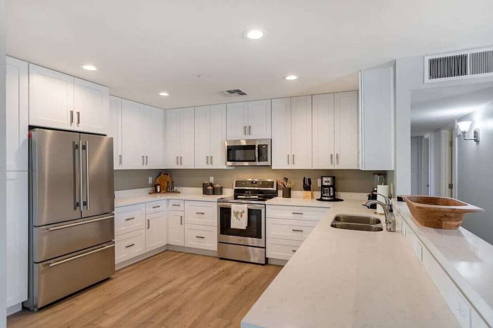 Well-equipped kitchen with stainless steel appliances!