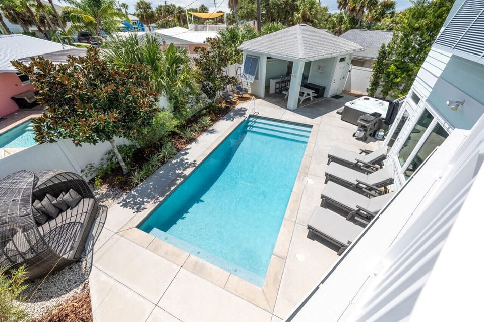 Perfect backyard - Heated pool, hot tub, tiki bar, grill, daybed, swing chairs