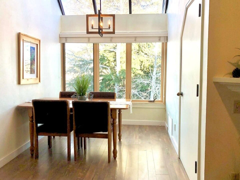 Set up your office at the bright dining nook area. ou have beautiful mature trees and mountains as your view. 