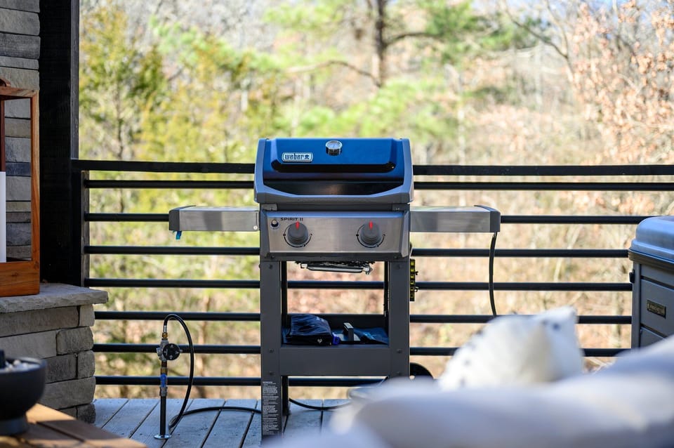 Grilling Paradise: Sizzle up meals outdoors while enjoying tranquil forest views!