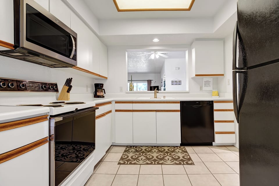 KITCHEN HEAD ON.jpg mls