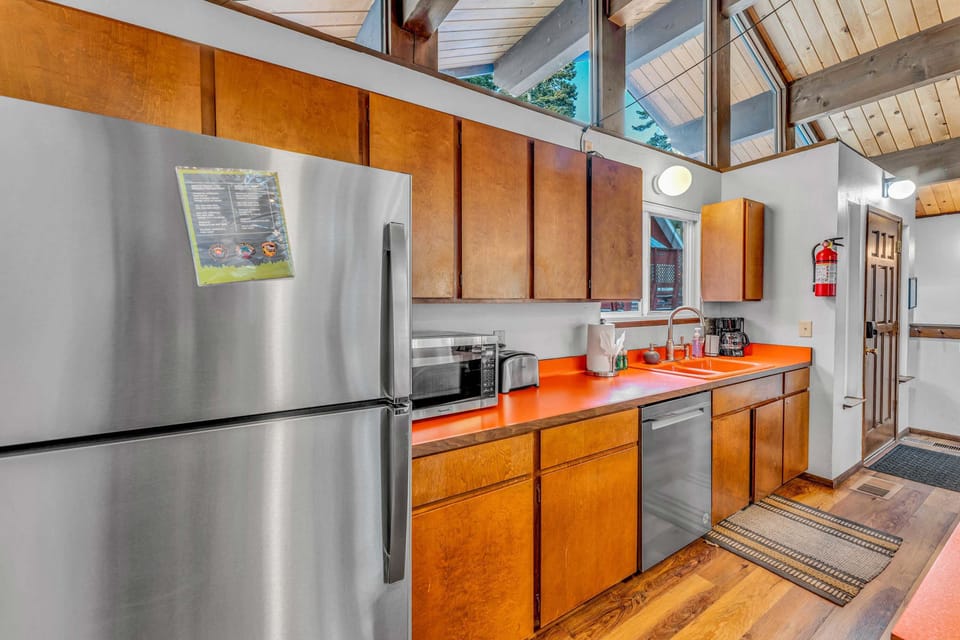 Kitchen: Well-equipped kitchen, drip coffee maker, Crockpot, blender, kitchen bar with 4 bar stools 
