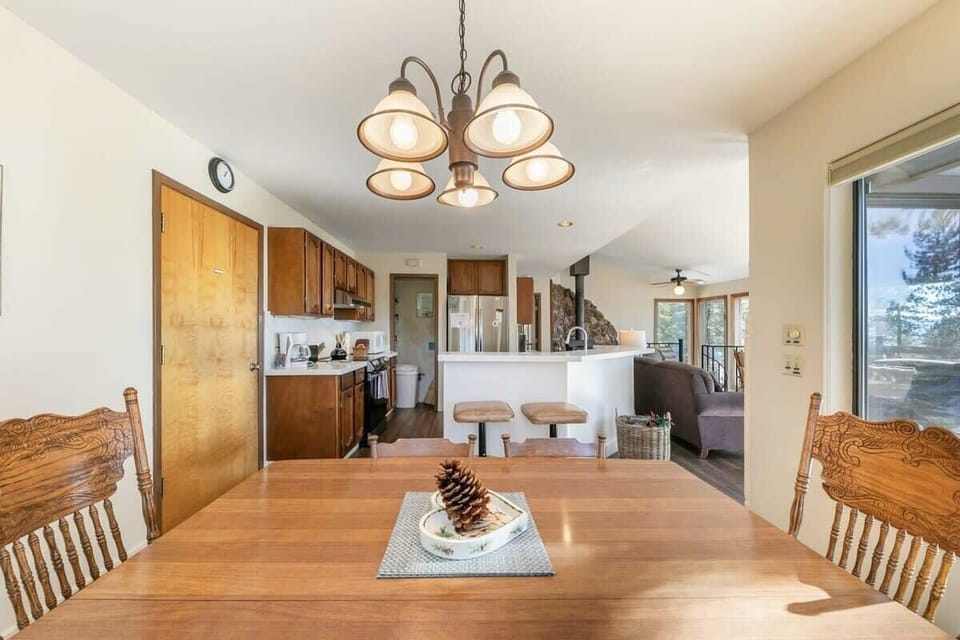 Conveniently located next to the kitchen is the dining area where you will find a dining table with seating for 6 with an additional two seats at the kitchen bar.