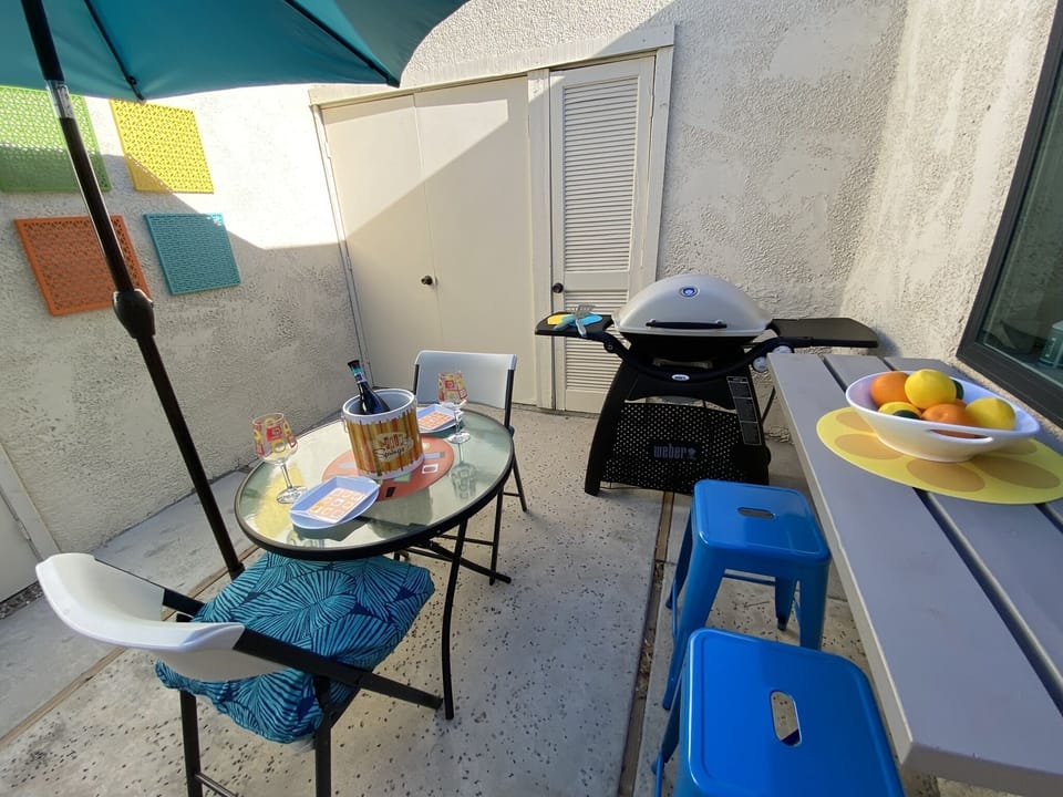 Front courtyard with gas line BBQ, bistro set, and barstools
