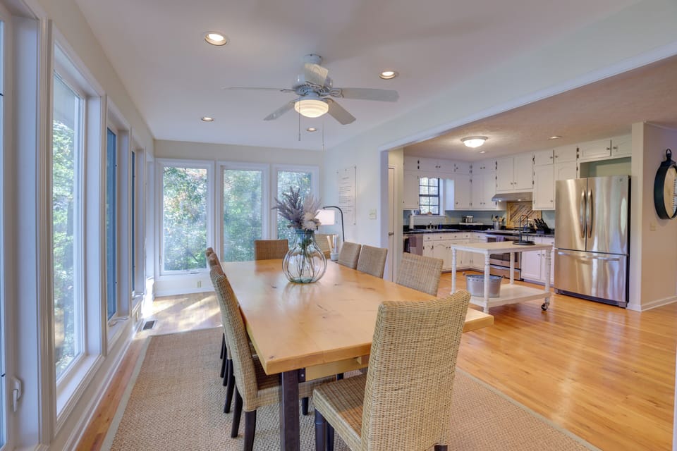 Dining Area | Dishware & Flatware Provided