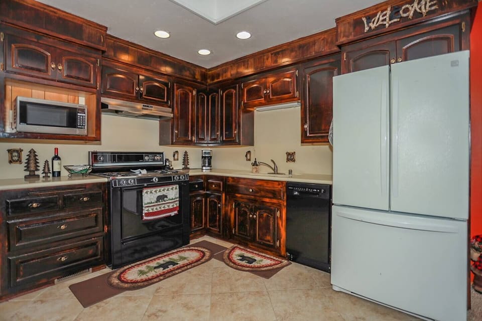 Fully equipped kitchen with refrigerator/freezer, 4 burner stove and oven, microwave oven, dishes/utensils, pots/pans, kettle, toaster, coffee maker and more!