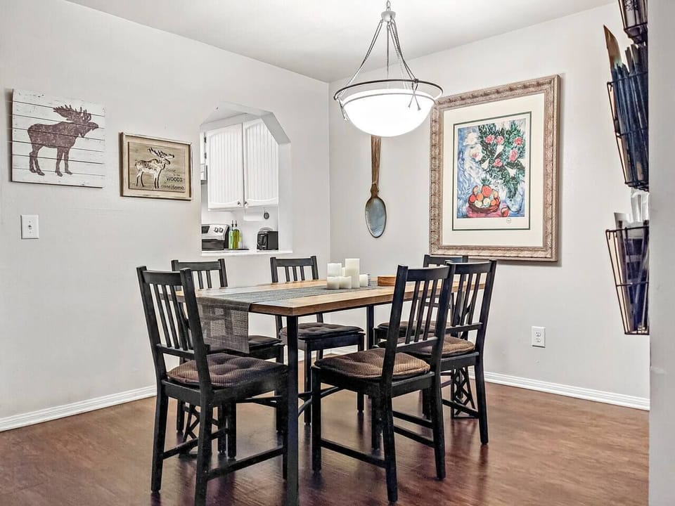 Dining room access to the kitchen