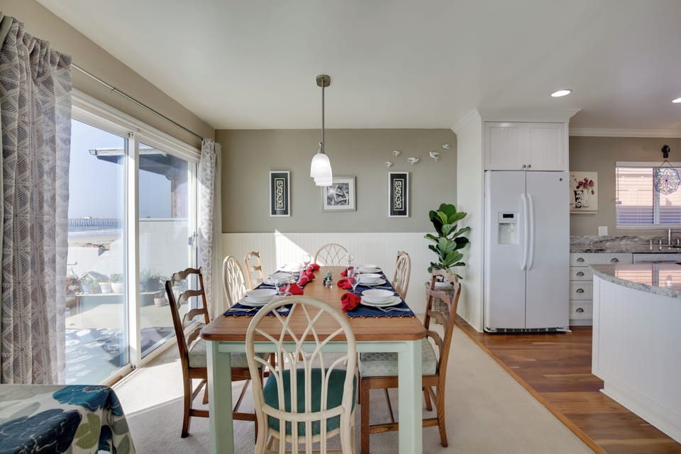 Dining Area | Dishes & Flatware Provided