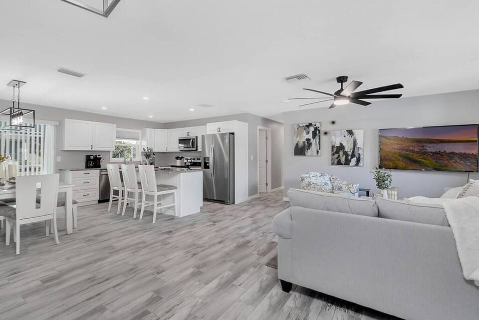 Open Livingroom/Kitchen  Area