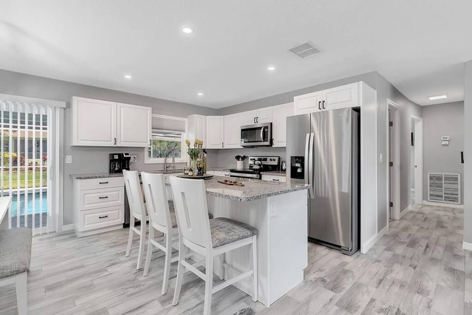 Kitchen Breakfast Bar Seating, Stainless Appliances, Ceramic Stovetop and  Granite Countertops