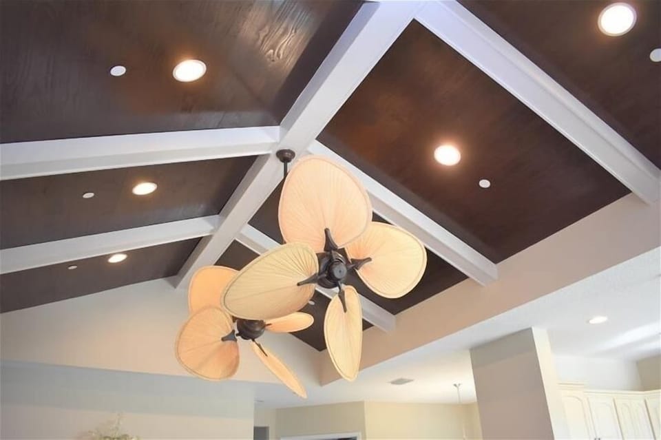Cross beam/tray ceiling