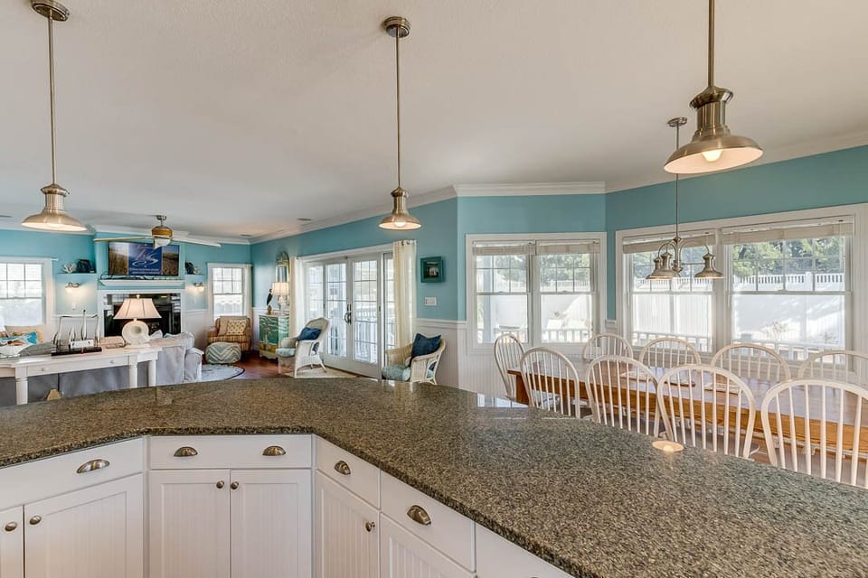 Ground-Level Kitchen with Bar (seats 4)