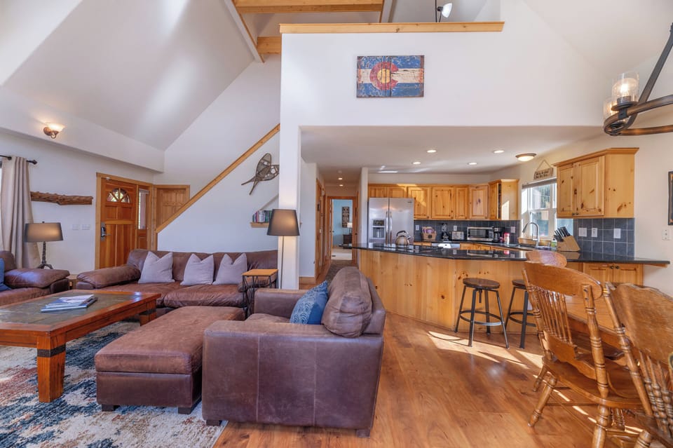 Main Floor Living Room with Ample Seating, Cable TV and Streaming