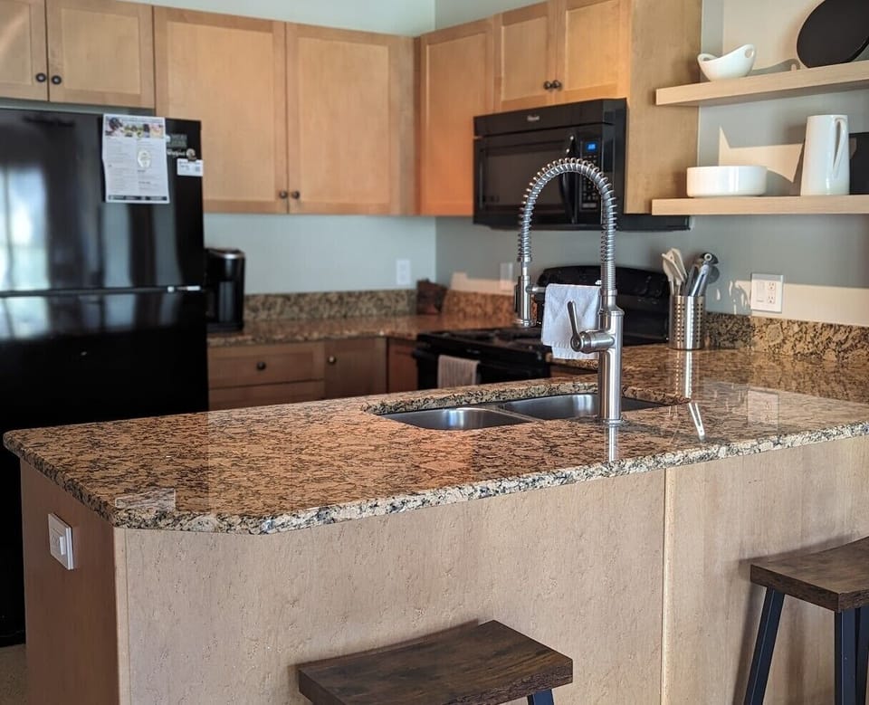 Wrap around kitchen with counter seating fully stocked just bring groceries 