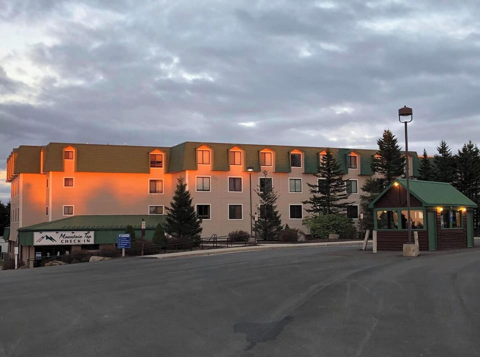 Ticket sales, rentals, Hoots Bar & Tool Shed Retail Shop during ski season. 