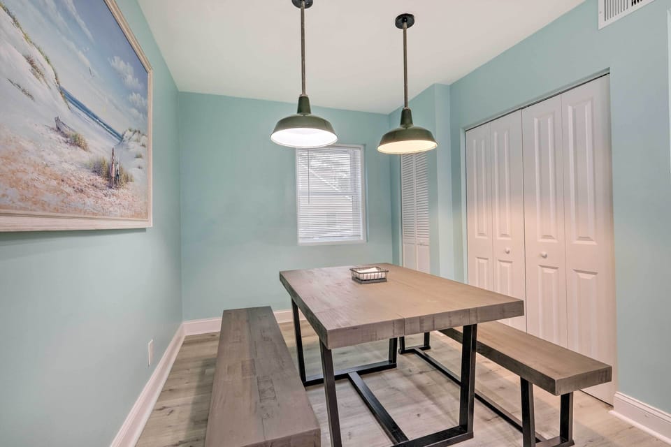 Dining Area | Dishware & Flatware Provided