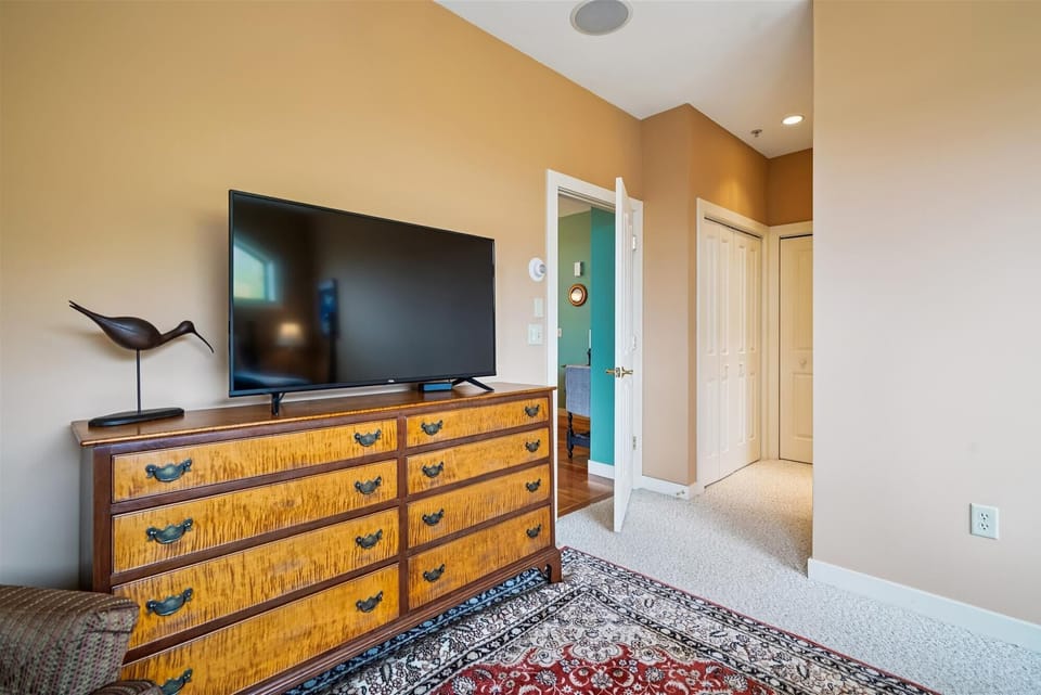 Unwind in the king suite with a flat-screen TV, armchair, and views of the mountains just outside your window.