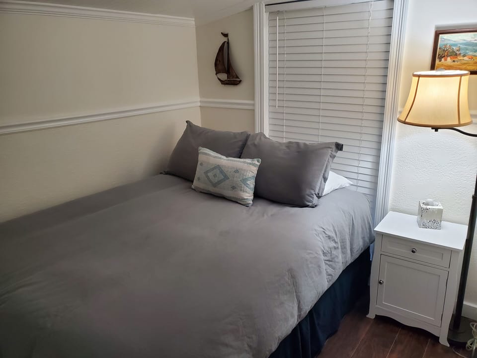 2nd bedroom with queen sized bed. 