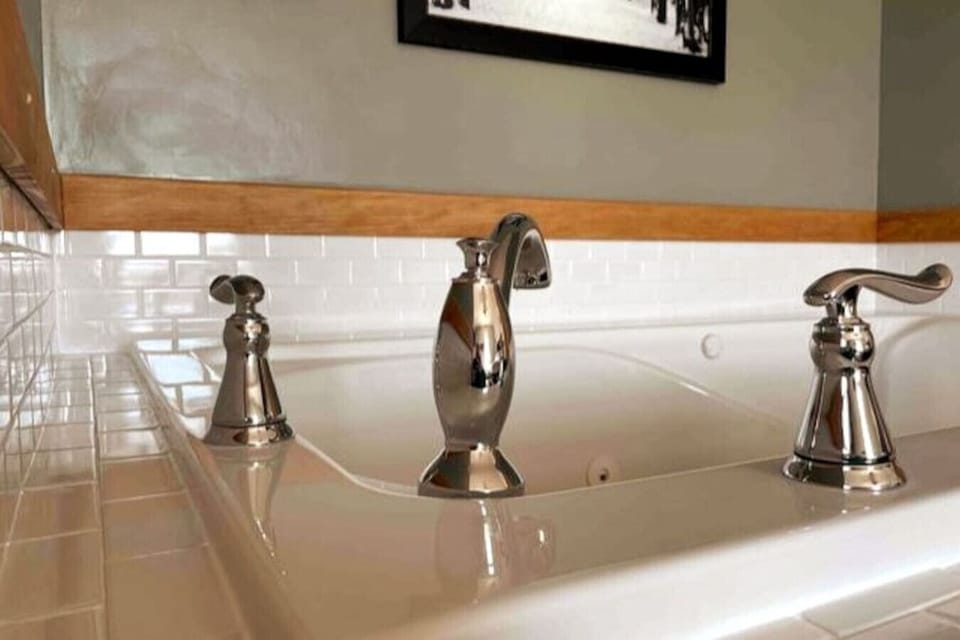 Huron Suite jacuzzi tub