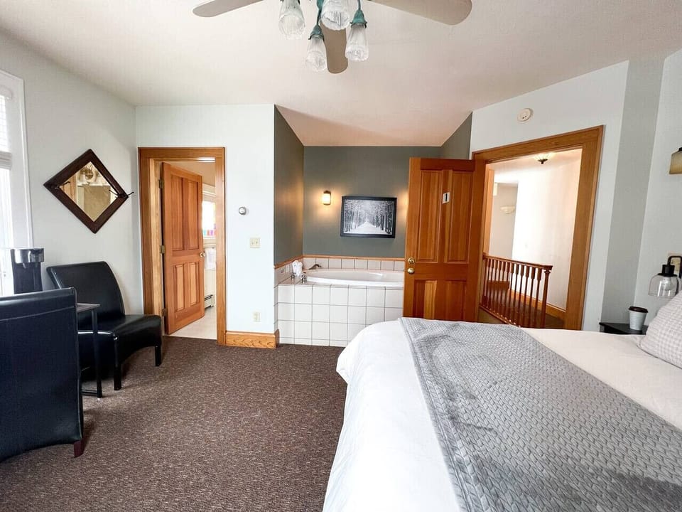 Queen Bedroom/Jacuzzi