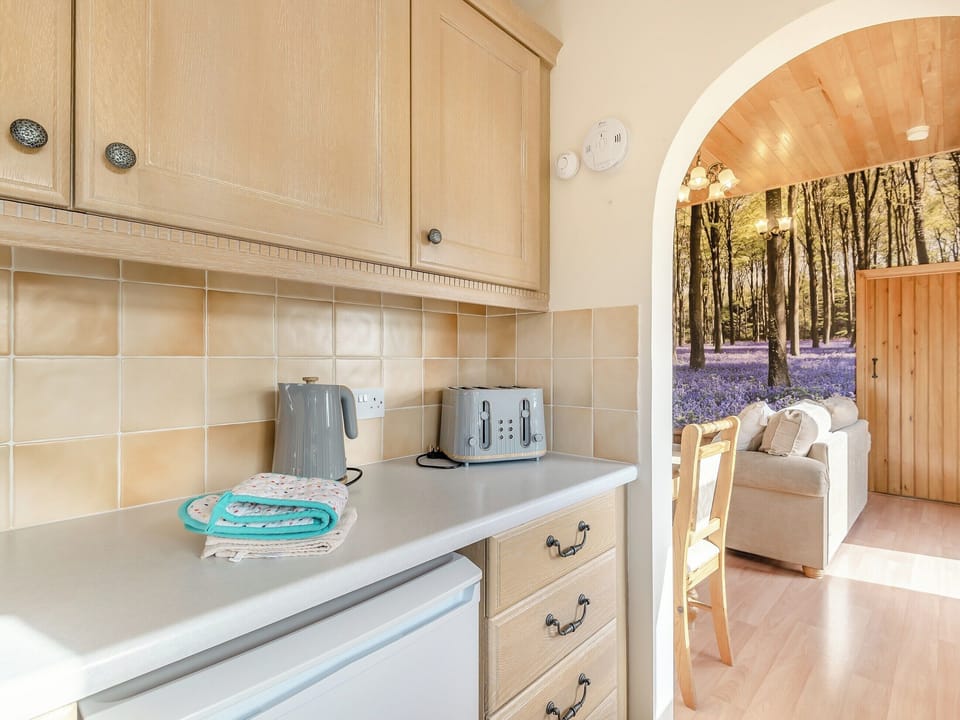 Kitchen | Bluebell Cottage - Poachers Hideaway, Belchford