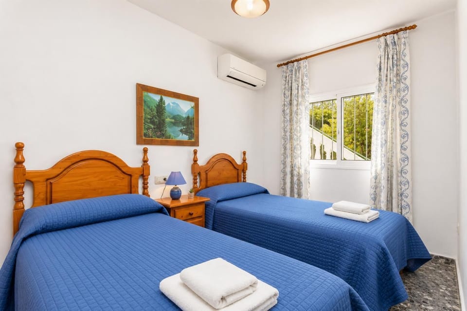 Twin bedroom with A/C