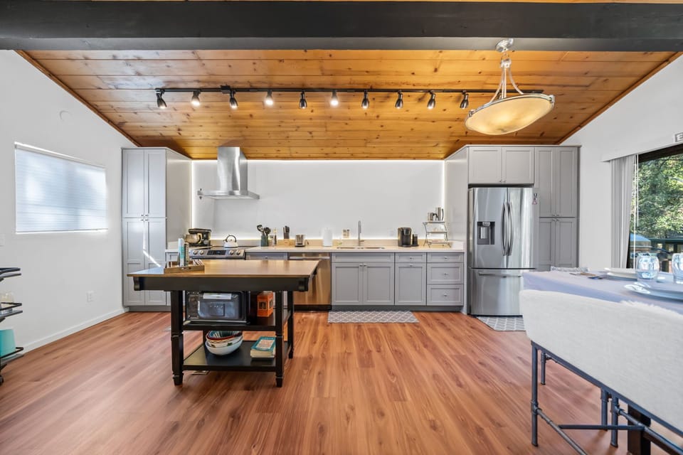 Plenty of space in this modern kitchen equipped with all the kitchen appliances you could need!