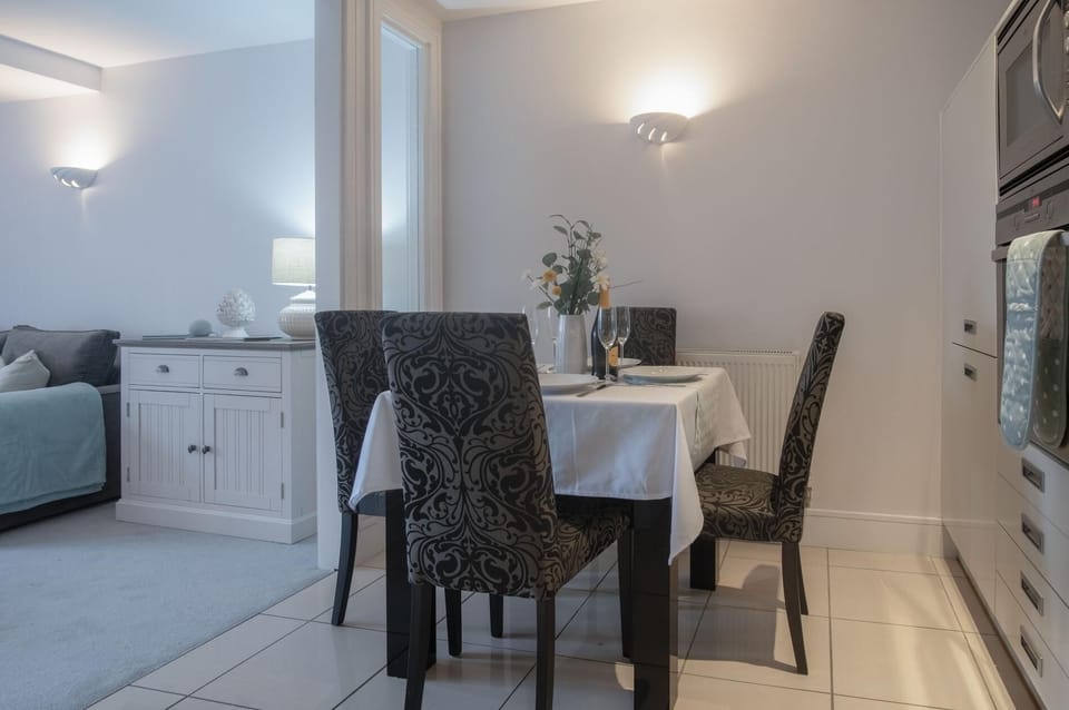 Minarvon - 2 Bedroom Apartment - Saundersfoot (12539)