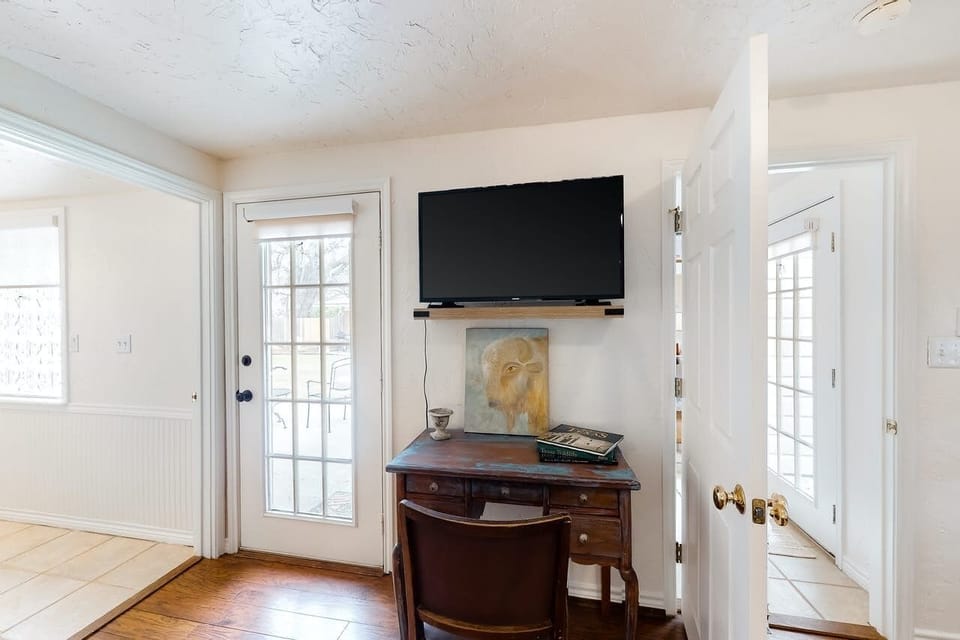 Cute work area in the 2nd Bedroom w/Smart TV