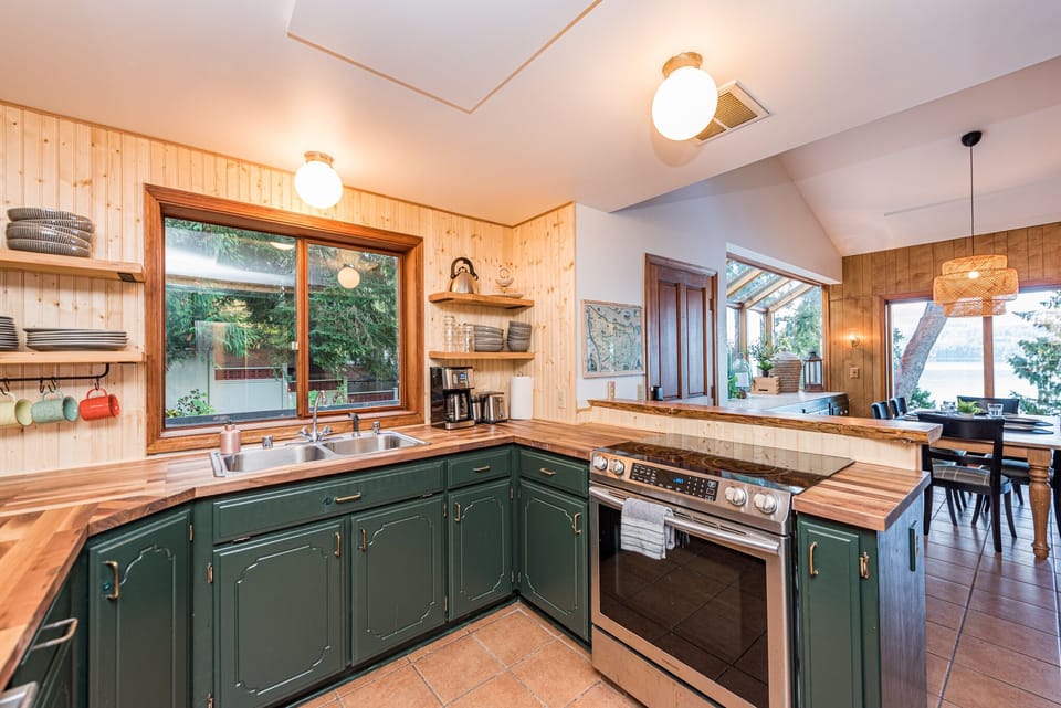 Full kitchen is open to the living/dining room.