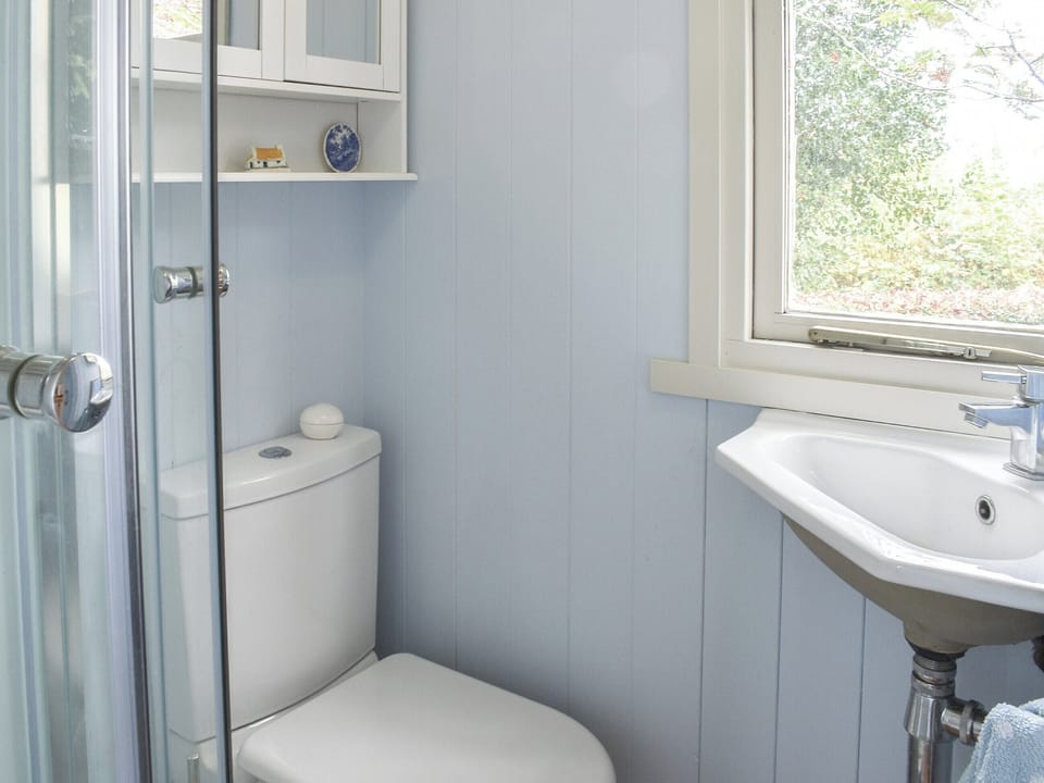 Shower room | Farmhouse Garden Shepherds Hut, Thursley