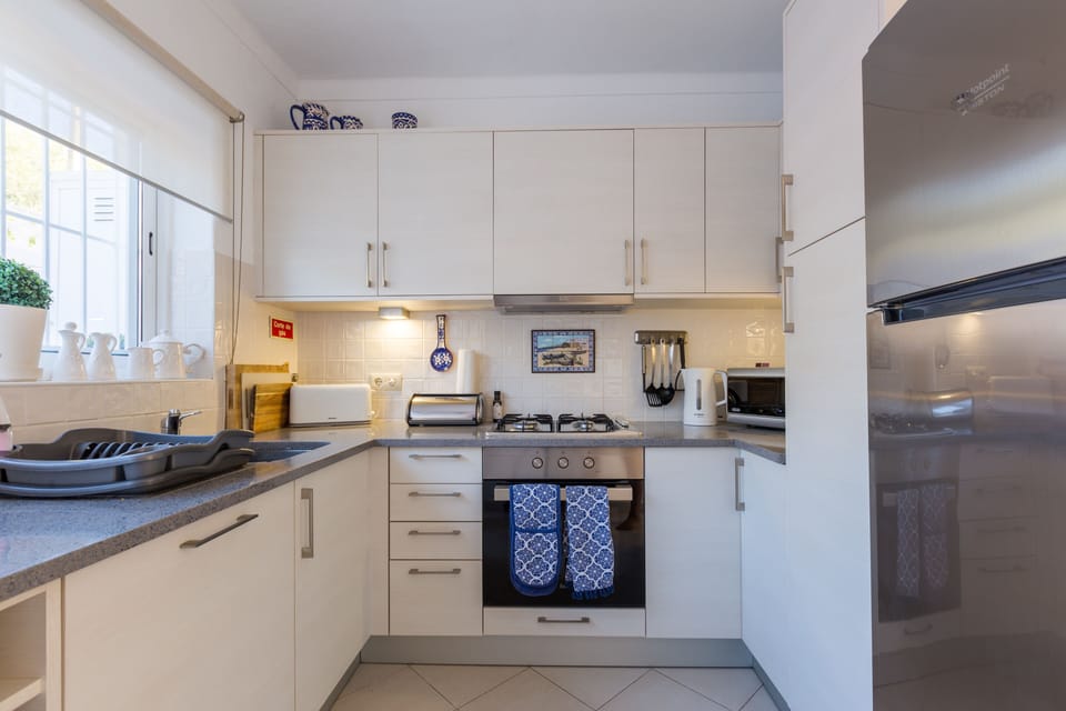 Well equipped kitchen with dishwasher