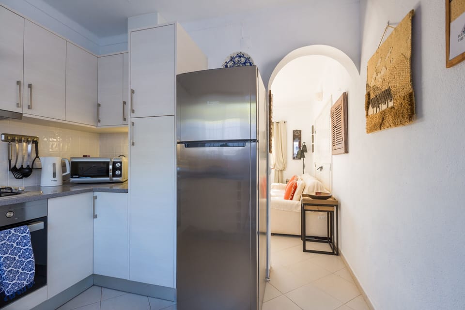 Door from Kitchen to Living room