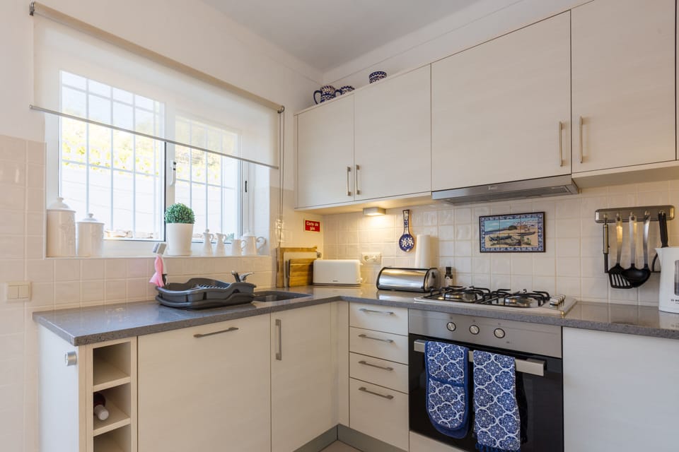 Well equipped kitchen with dishwasher