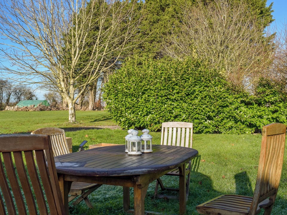 Garden and grounds | Molly The Shepherds Hut, Lew, near Bampton