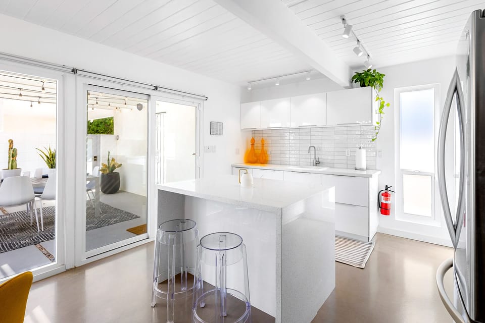 Natural-stone quartzite breakfast bar,