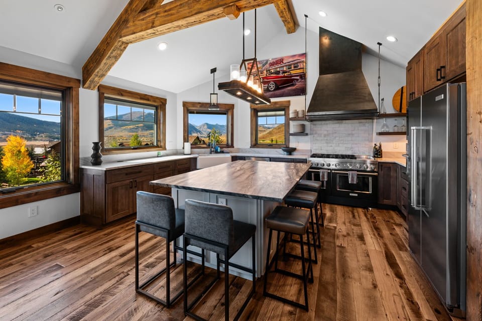 Gourmet Kitchen with eat in island