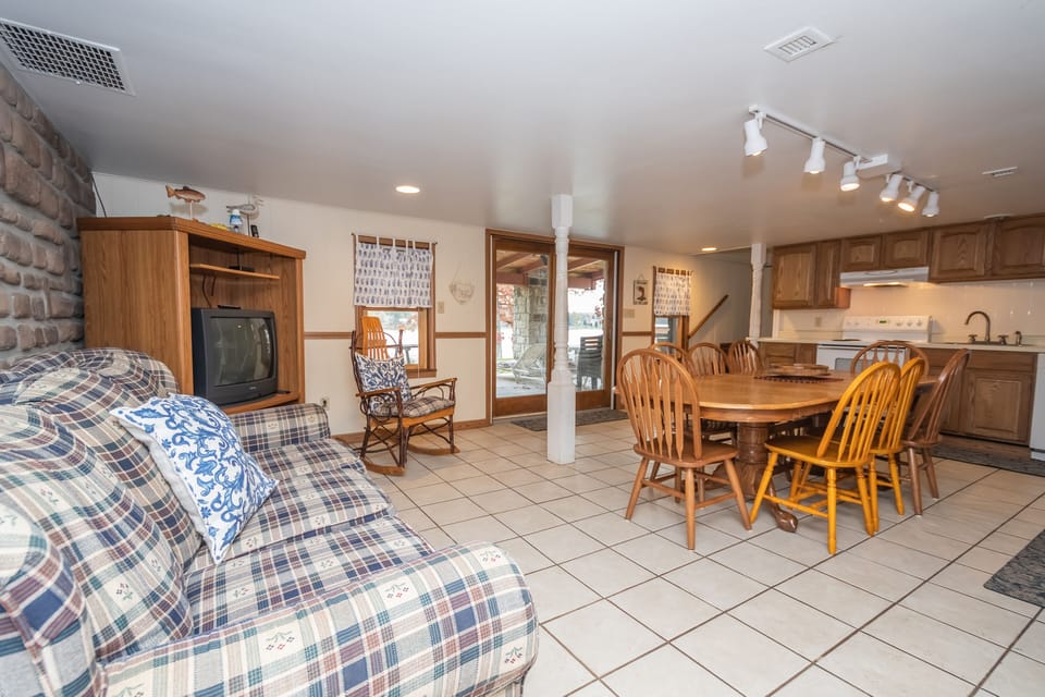Full Kitchen & Dining - Lower Level