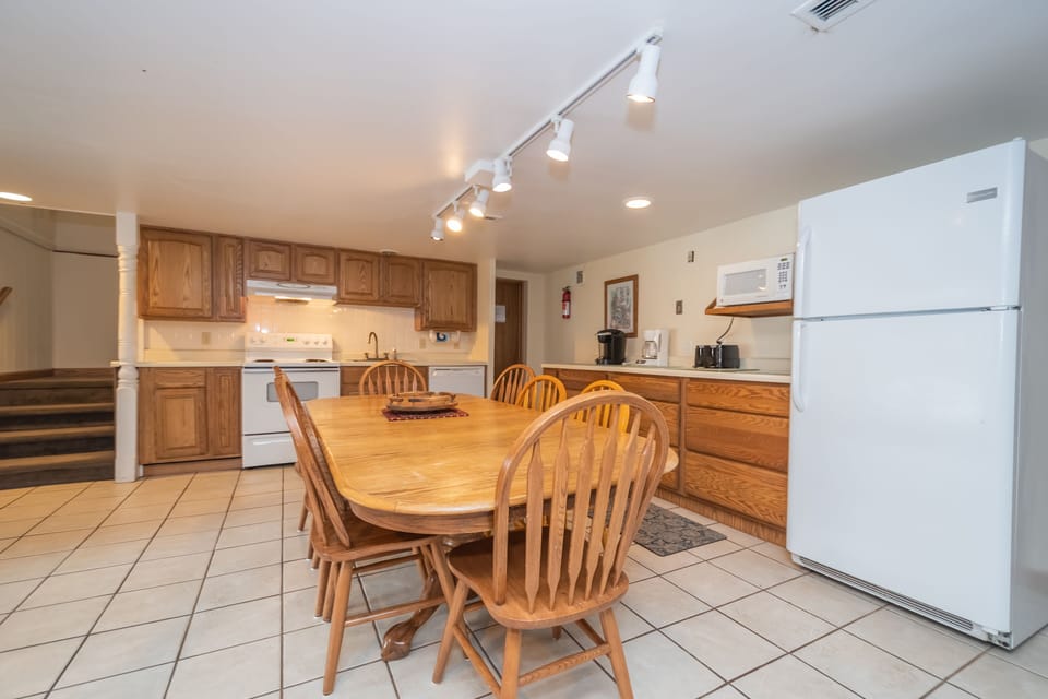 Full Kitchen & Dining - Lower Level