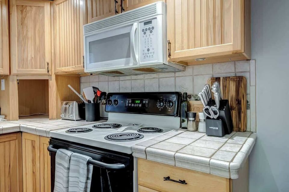 Fully stocked kitchen!